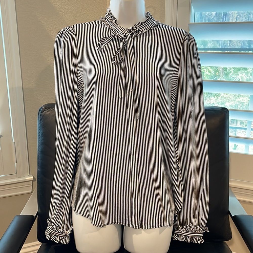 𝅺nwt a loves a B&W stripped button down blouse small